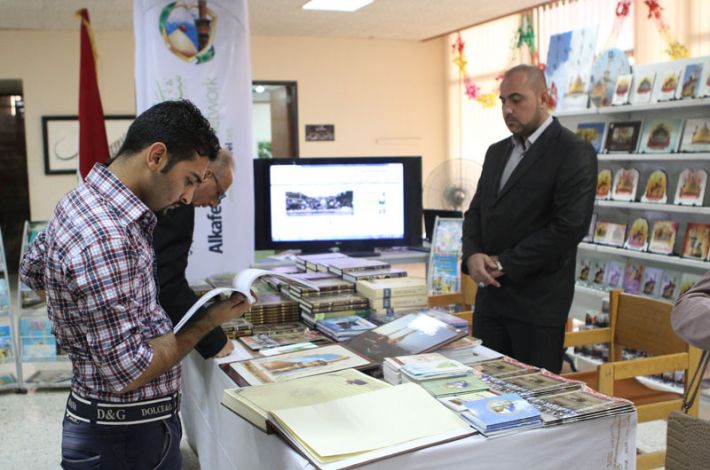 أحد زائري الجناح