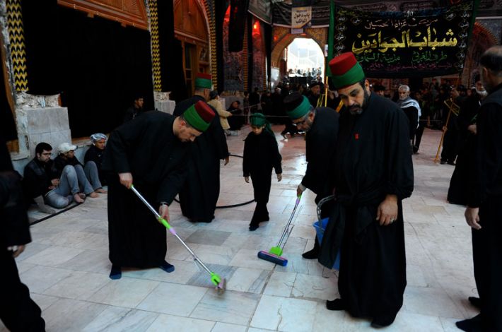 اپنے فرائض میں مشغول