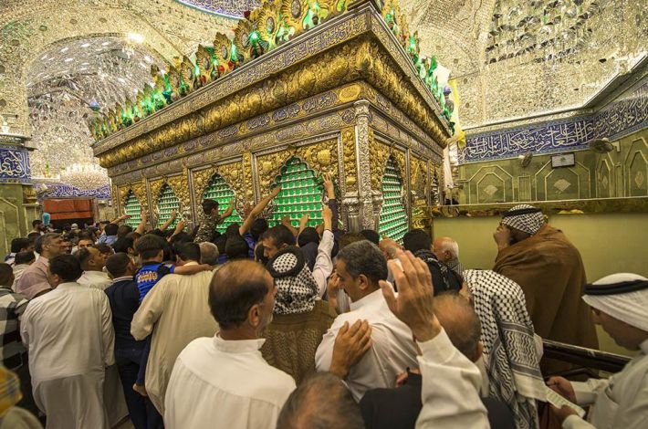 زائري مرقد ابي الفضل العباس عليه السلام 