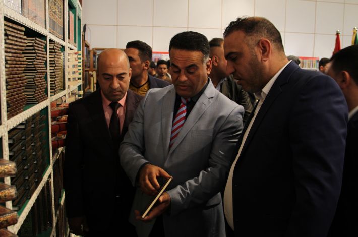 Dr. Hassan Al-Masoudi während seiner Besichtigung des Standes