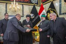 السيد الصافي يسلّم راية قبّة مرقد أبي الفضل العباس (عليه السلام) للأمين العام للعتبة العباسية المقدّسة
