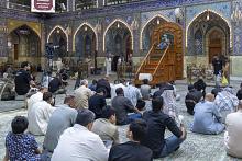 الزائرون يؤدون مراسم قراءة دعاء الندبة في صحن مرقد أبي الفضل العباس (عليه السلام)