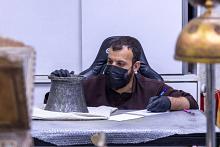 متحف الكفيل ينجز أعمال ترميم وعاءٍ نحاسيّ مزخرف بنقوشٍ إسلامية