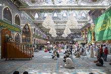 وسط أجواء إيمانية.. الزائرون يؤدون مراسم قراءة دعاء الندبة في صحن مرقد أبي الفضل العباس (عليه السلام)