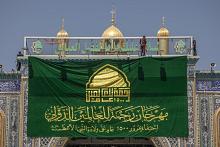 تعليق اللافتة الرئيسة لمهرجان رحمة للعالمين الدولي في باب قبلة مرقد أبي الفضل العباس (عليه السلام)
