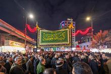 عند مرقده الطاهر.. موكب أهالي كربلاء يحيي ذكرى شهادة الإمام الكاظم (عليه السلام) 