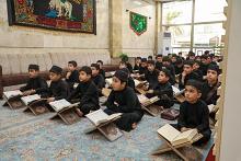 المجمع العلمي يكافئ مجموعة من طلبته الحافظين لكتاب الله
