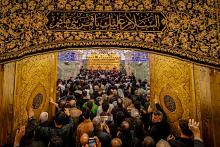 الزائرون يحيون ذكرى شهادة السيدة فاطمة الزهراء (عليها السلام) عند العتبتين المقدّستين
