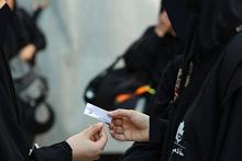 شعبة فاطمة بنت أسد توزع رمز الاستجابة السريع (باركود) لزائرات الأربعين للمشاركة في مسابقتها الإلكترونية
