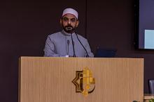 تقديم محاضرة عن عالم الأرقام في القرآن الكريم ضمن حفل إطلاق مشروع مقرأة العميد
