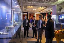 السفير الدنماركي يعرب عن إعجابه بمعروضات متحف الكفيل ومقتنياته