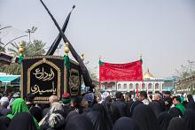أهالي كربلاء يشيعون النعش الرمزي للإمام الصادق (عليه السلام) عند العتبتين المقدستين