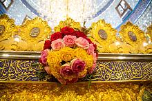 في ليلة مولد منقذ البشريّة: شبّاكُ مرقد أبي الفضل العبّاس (عليه السلام) يزدانُ بأكاليل من الزهور والورود الطبيعيّة