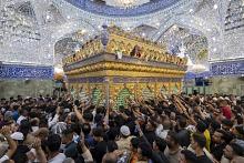 الزائرون يحيون ليلة عيد الأضحى المبارك عند مرقد أبي الفضل العباس (عليه السلام)