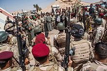 فرقة العباس(عليه السلام) القتالية تنفّذ واجبات استطلاعية على الحدود الغربية لمحافظة كربلاء المقدسة، والعتبة العباسية المقدسة تقدّم الدعم اللوجستي للقطعات العسكرية المنتشرة هناك.. (تقرير مصور)