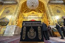 العتبة العباسية المقدسة تهيئ المنصة الخاصة بنعش السيد الشهيد علي الخامنئي (رضوان الله عليه)