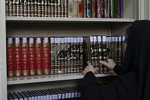 مكتبةُ أمّ البنين (عليها السلام) تؤهّل مكتبة كلّية العلوم الإسلاميّة في جامعة كربلاء