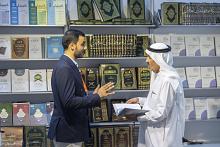 جناح المجمع العلمي في معرض الشارقة يشهد إقبالًا واسعًا على إصداراته القرآنية