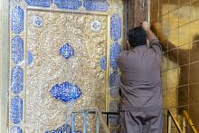 قسم صناعة الشبابيك يباشر بتثبيت باب قبلة حرم أبي الفضل العباس (عليه السلام) بعد إنجاز صيانته