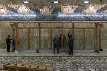 قسم صناعة الشبابيك يباشر بتنصيب شباكي سردابي الإمامين الحسين والجواد (عليهما السلام)