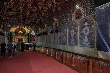 استعدادًا لإحياء يوم عاشوراء.. قسمُ الصناعات يغلّف مداخل حرم مرقد أبي الفضل العباس (عليه السلام)
