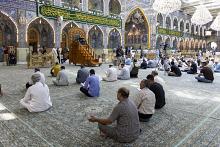 الزائرون يؤدون مراسم قراءة دعاء الندبة في صحن مرقد أبي الفضل العباس (عليه السلام)