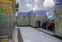 بالفيديو: تزيين الشبّاك الشريف للمولى أبي الفضل العبّاس (عليه السلام) بالأكاليل في ذكرى مولده