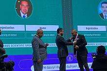 وزير التعليم العالي يكرّم عميد كلية التقنيات الصحية والطبية في جامعة الكفيل