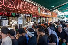 بعد انتهاء زيارة الأربعين.. شعبة السادة الخدم تواصل تقديم خدماتها للزائرين عَبرَ موكبها في باب القبلة