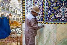 قسم الصيانة يجري أعمال الإدامة الدورية لجدران حرم مرقد أبي الفضل العباس (عليه السلام)