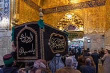 جموع المؤمنين تشيع النعش الرمزي للإمام الهادي (عليه السلام) عند العتبتين المقدستين