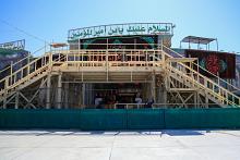 استعداداً لزيارة الأربعين.. قسم الصيانة يباشر أعمال طلاء مجسر المشاة الواقع في منطقة بين الحرمين الشريفين