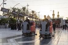 قسم بين الحرمين يجري حملة تنظيف الساحة الوسطية بعد انتهاء تشييع السيد الشهيد علي الخامنئي (رضوان الله عليه)