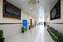 جامعة الكفيل تنشر لافتات السواد استعدادًا لاستقبال شهر المحرّم الحرام
