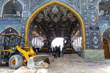 قسم رعاية الصحن يشرع بحملة لرفع الرمال من أبواب صحن مرقد أبي الفضل العباس (عليه السلام)