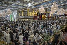 جموع الزائرين تحيي ليلة الجمعة عند مرقد أبي الفضل العباس (عليه السلام)