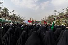 جموع المؤمنين تشيع النعش الرمزي للسيدة أم البنين (عليها السلام) عند العتبتين المقدستين