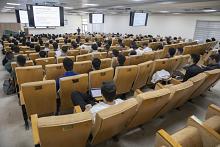 كلية الطب في جامعة العميد: تنظيم ورش تخصصية لتدريب الطلبة بإشراف أطباء من المملكة المتحدة