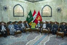 بذكرى ولادته.. العتبة العباسية المقدسة تستلم راية مرقد الإمام الرضا (عليه السلام) من العتبة الرضوية المقدسة