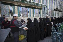 مضيفُ العتبة العبّاسية المقدّسة يوزّع مئات الوجبات الغذائيّة للمعزّين بذكرى شهادة الإمام الهادي (عليه السلام)