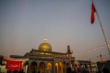 ضمن فعاليات المهرجان النسوي.. رفع راية أبي الفضل العباس (عليه السلام) في مدينة كراتشي الباكستانية