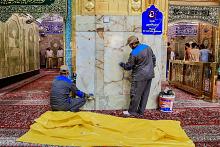 قسم الصيانة يجري أعمال الإدامة الدورية لجدران حرم مرقد أبي الفضل العباس (عليه السلام) وصحنه الشريف