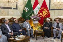 العتبة العباسية المقدسة تستلم راية عزاء الإمام الصادق (عليه السلام) من العتبة الكاظمية المقدسة
