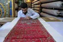 ملاكاتُ متحف الكفيل ترمّم علماً قديماً على الطراز الهنديّ