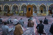 الزائرون يؤدون مراسم قراءة دعاء الندبة عند مرقد أبي الفضل العباس (عليه السلام)