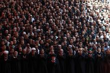 السيد الصافي يؤمّ المصلين في صحن مرقد أبي الفضل العباس (عليه السلام)