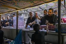 في طريق الزائرين.. موكب قسم صناعة الشبابيك يستمر في تقديم خدماته لزائري الأربعين