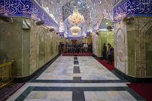 فرش حرم مرقد أبي الفضل العباس (عليه السلام) بأكثر من ألف متر مربع من السجاد الأحمر