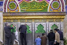 قسم صناعة الشبابيك يباشر أعمال إدامة شباك مقام الإمام المهدي (عجّل الله فرجه)
