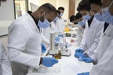 كلية الصيدلة في جامعة العميد توفر بيئة تعليمية متكاملة ومختبرات متطورة لتعليم نموذجي